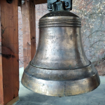 Replika zvoničky v Bezručových sadech je kompletně hotová. Visí v ní nový zvon 
