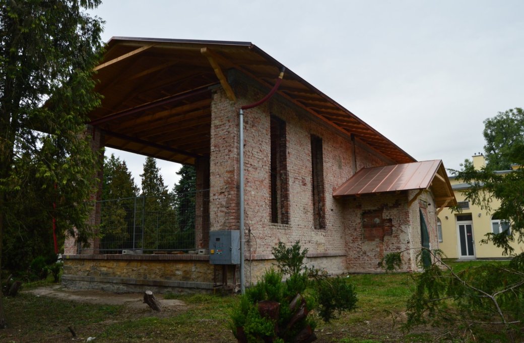 Historická oranžerie ve Smetanových sadech dostává novou podlahu, omítky a okna