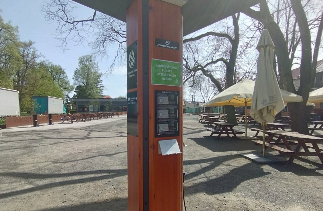 Nabíječky elektrokol a mobilů, defibrilátor i nářadí . Návštěvníci parku mají k dispozici multifunkční cyklostojan