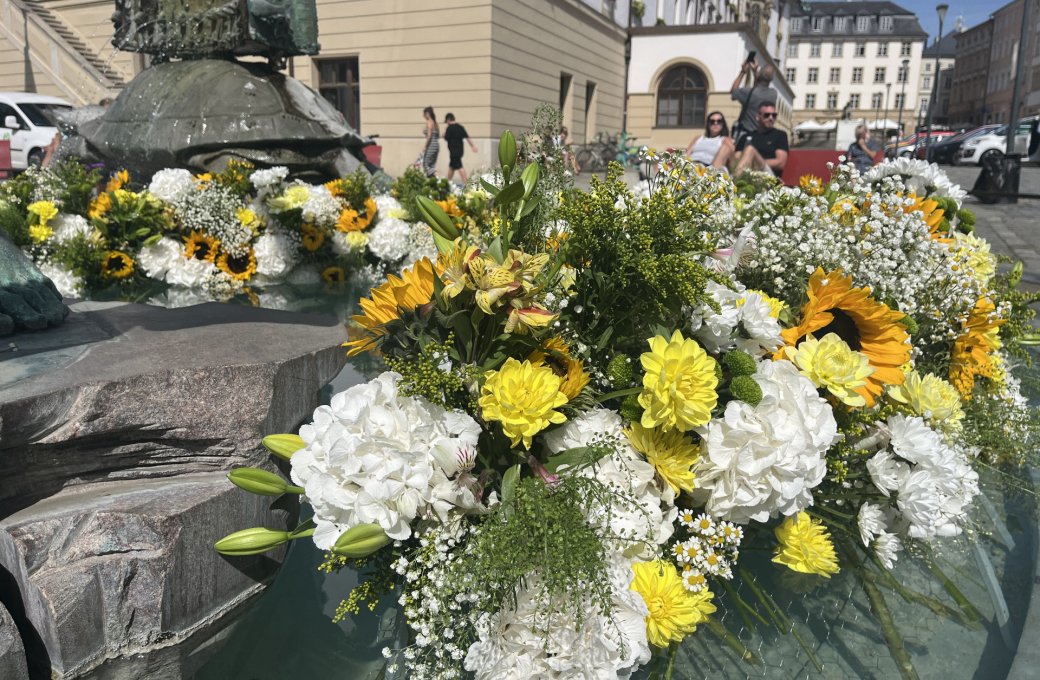 Aranžmá inspirované barokem. Arionovu kašnu v centru Olomouce rozzáří tisíce květin
