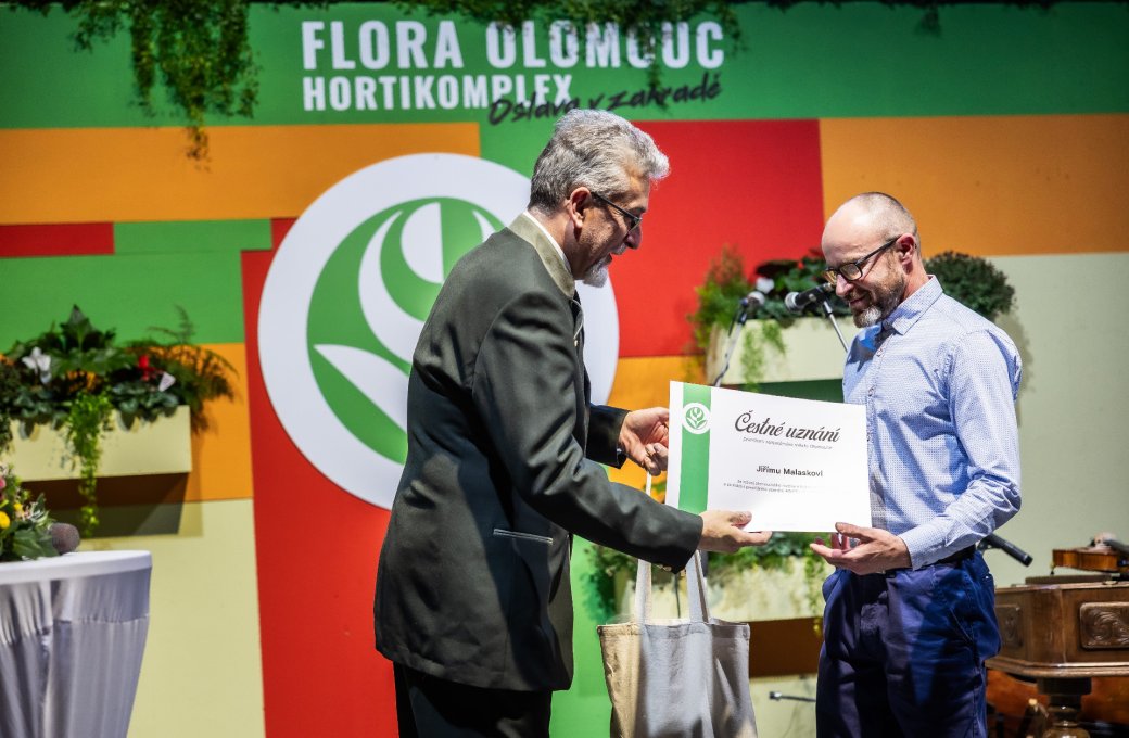 Primátor Olomouce Miroslav Žbánek předal Čestné uznání Jiřímu Malaskovi