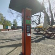 Nabíječky elektrokol a mobilů, defibrilátor i nářadí . Návštěvníci parku mají k dispozici multifunkční cyklostojan