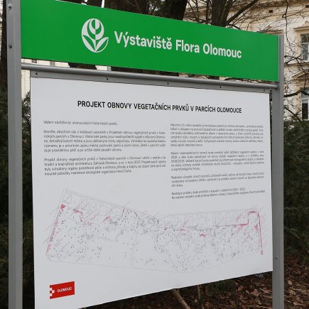 Informační tabule Projekt obnovy vegetačních prvků v olomouckých historických parcích. Foto: Blanka Martinovská